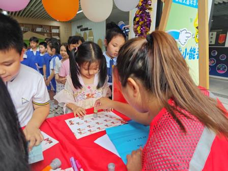 告别试卷丨深圳红桂小学一、二年级期末嘉年华趣味开场，萌娃闯关展风采