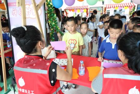 告别试卷丨深圳红桂小学一、二年级期末嘉年华趣味开场，萌娃闯关展风采