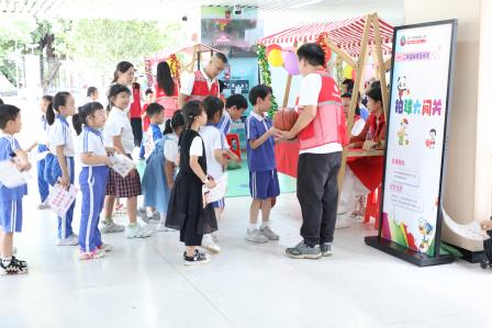 告别试卷丨深圳红桂小学一、二年级期末嘉年华趣味开场，萌娃闯关展风采