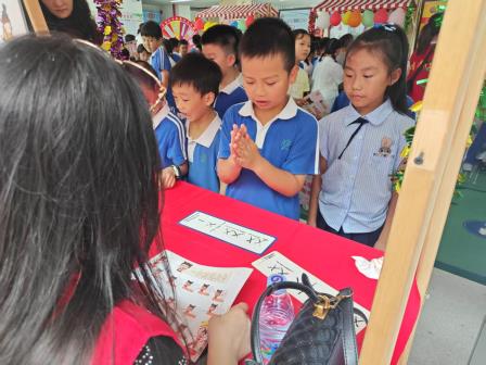 告别试卷丨深圳红桂小学一、二年级期末嘉年华趣味开场，萌娃闯关展风采