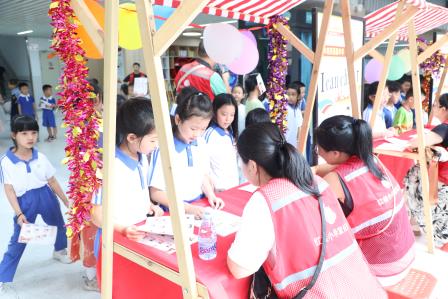 告别试卷丨深圳红桂小学一、二年级期末嘉年华趣味开场，萌娃闯关展风采