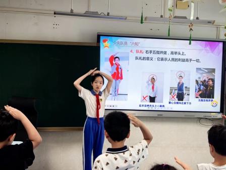 深圳市怡景小学举行一年级新队员入队仪式