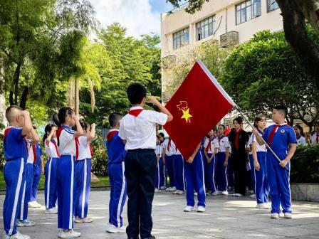 深圳市怡景小学举行一年级新队员入队仪式
