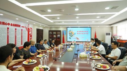 诗礼传情 致敬芳华 ——罗外初中温情欢送五位退休教师