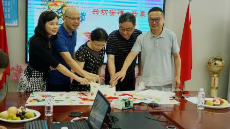 诗礼传情 致敬芳华 ——罗外初中温情欢送五位退休教师