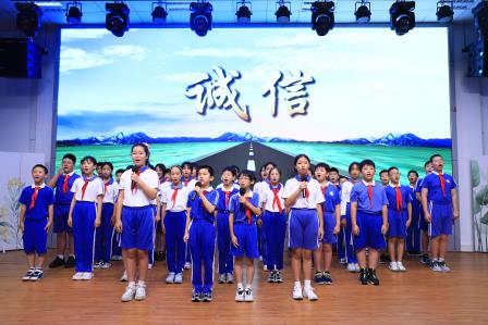 深圳市仙桐实验小学举行“诚实守信 诚信是金”主题教育升旗仪式