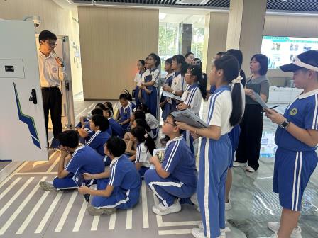 深圳市怡景小学学生探秘智慧交通，争当“未来工程师”