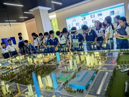 深圳市怡景小学学生探秘智慧交通，争当“未来工程师”