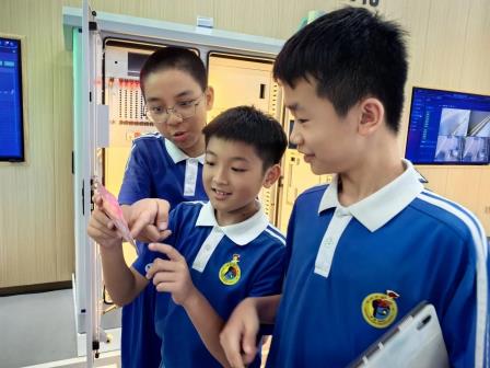 深圳市怡景小学学生探秘智慧交通，争当“未来工程师”
