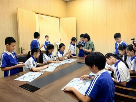 深圳市怡景小学学生探秘智慧交通，争当“未来工程师”