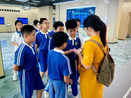 深圳市怡景小学学生探秘智慧交通，争当“未来工程师”