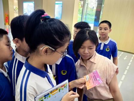 深圳市怡景小学学生探秘智慧交通，争当“未来工程师”