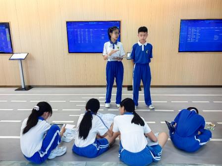 深圳市怡景小学学生探秘智慧交通，争当“未来工程师”