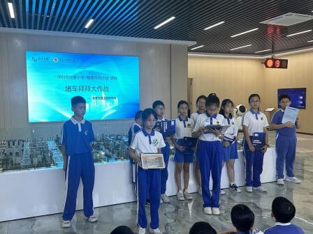 深圳市怡景小学学生探秘智慧交通，争当“未来工程师”