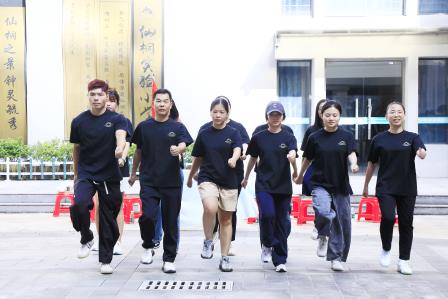 博爱存心，和光映面——深圳市仙桐实验小学举行新学期全体教职工会议