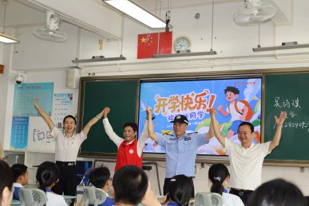 萌新遇“萌宠”——大望学校机器狗舞狮迎新生，用科技播下好奇与温暖的种子
