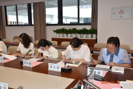 青蓝携手启新程   薪火相传育桃李——深圳市东晓小学举行2025-2026学年师徒结对仪式