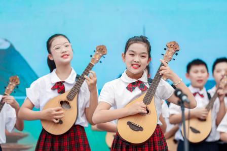 童心传古韵 善举润鹏城  ——螺岭外国语实验学校五（12）班学生以《朝代歌》奏响罗湖慈善周序曲