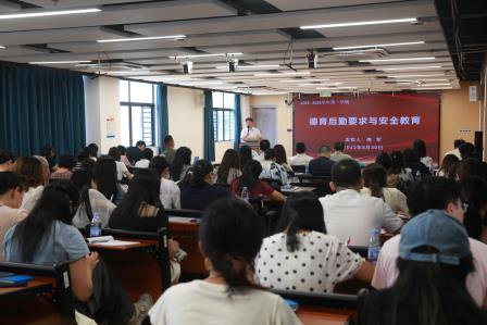 布心小学召开 2025-2026 学年第一学期全体教职工大会