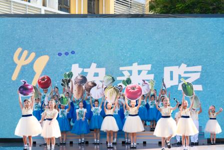 历史镌刻心间 号角吹响新程——深圳市景贝小学举行2025—2026学年度第一学期开学典礼暨书记思政课活动