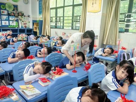 家校携手 温暖启航——怡景小学举行2025年秋季一年级新生入学暨新生家长会
