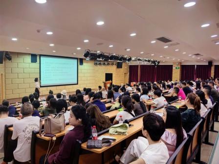 家校携手 温暖启航——怡景小学举行2025年秋季一年级新生入学暨新生家长会