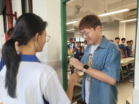 关怀沁教坛，敬师颂恩情