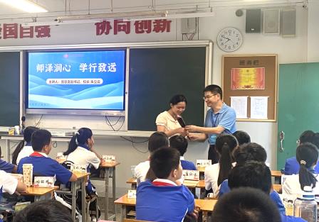 关怀沁教坛，敬师颂恩情