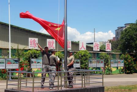 少年何须惧骄阳，意气风发英姿飒——翠园文锦中学2025级初一新生国防教育活动纪实