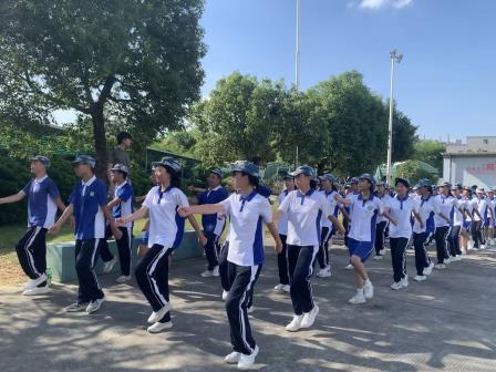 少年何须惧骄阳，意气风发英姿飒——翠园文锦中学2025级初一新生国防教育活动纪实
