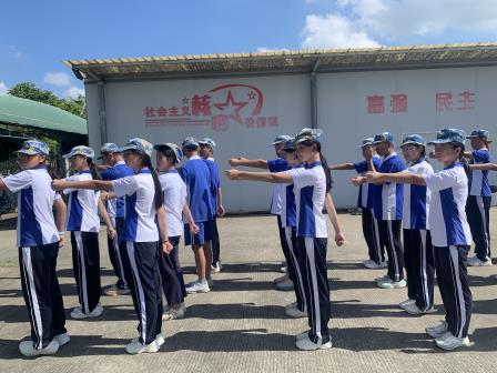 少年何须惧骄阳，意气风发英姿飒——翠园文锦中学2025级初一新生国防教育活动纪实