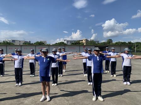 少年何须惧骄阳，意气风发英姿飒——翠园文锦中学2025级初一新生国防教育活动纪实
