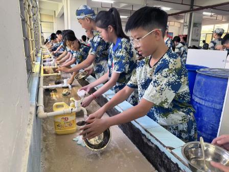 少年何须惧骄阳，意气风发英姿飒——翠园文锦中学2025级初一新生国防教育活动纪实