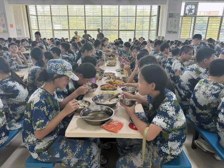 少年何须惧骄阳，意气风发英姿飒——翠园文锦中学2025级初一新生国防教育活动纪实