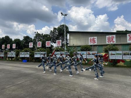 少年何须惧骄阳，意气风发英姿飒——翠园文锦中学2025级初一新生国防教育活动纪实