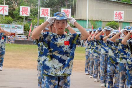 少年何须惧骄阳，意气风发英姿飒——翠园文锦中学2025级初一新生国防教育活动纪实