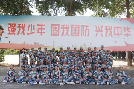 少年何须惧骄阳，意气风发英姿飒——翠园文锦中学2025级初一新生国防教育活动纪实