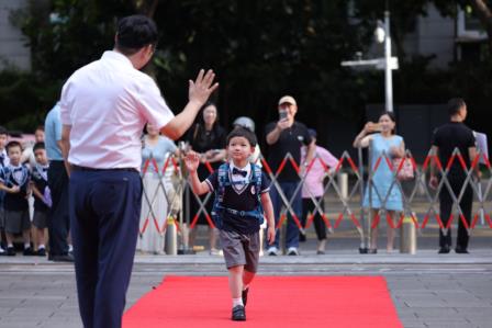 红毯迎萌娃！百雅实验小学一年级新生入学仪式超有爱