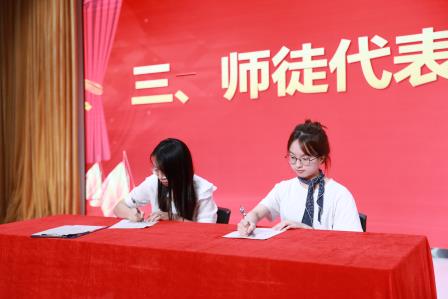 青蓝相继，薪火共传——翠园东晓创新学校举行2025-2026学年度师徒结对仪式