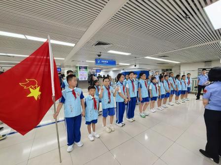 小志愿者打卡国门，上了一堂超燃爱国课