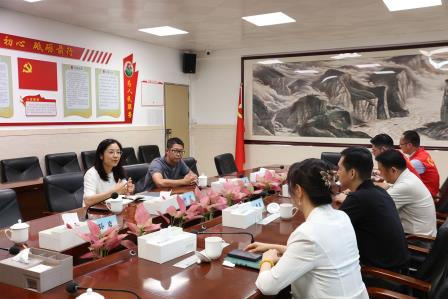         关注校园发展 共促教育提质 ——南湖街道党工委书记甘春勇深入罗湖小学开展调研走访工作 