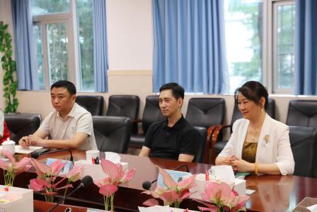         关注校园发展 共促教育提质 ——南湖街道党工委书记甘春勇深入罗湖小学开展调研走访工作 