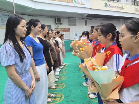秋菊溢彩暖师心，桃李芬芳颂恩情