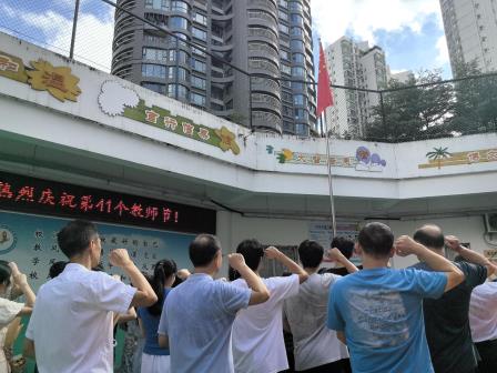 秋菊溢彩暖师心，桃李芬芳颂恩情