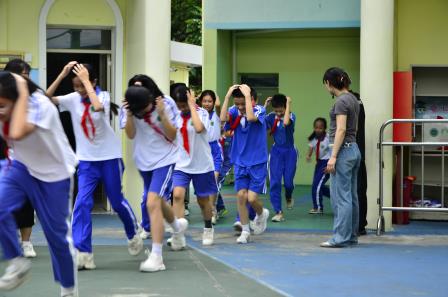 筑牢校园安全防线——景园实验小学成功开展地震应急疏散演练