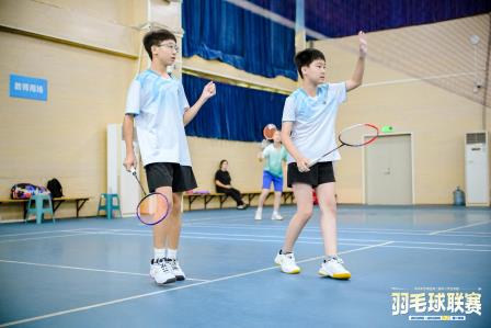 罗湖校园羽毛球联赛首战告捷，我校学子闪耀赛场！