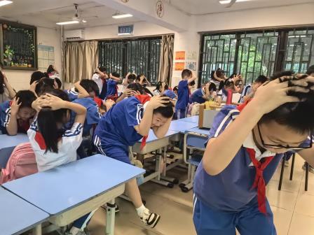 致远实验学校举行秋季地震应急疏散演练