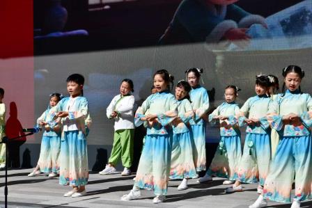 松泉少年“承载民族魂”步履铿锵 松风泉韵“走好每一步”不负荣光 ——深圳市松泉实验学校举行2025-2026学年第一学期开学典礼