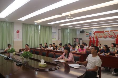 人民小学召开新学期班主任工作会议