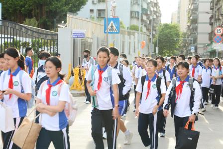 迎东晓之光，开新学之篇 ——翠园东晓中学举行2025-2026学年上学期开学典礼
